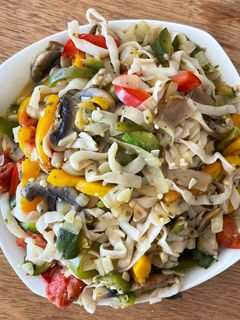 Una foto de Noodles konjac con verduras