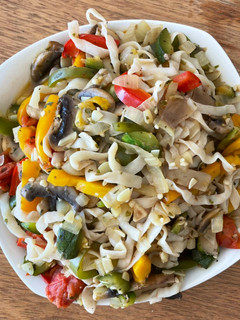 Una foto de Noodles konjac con verduras