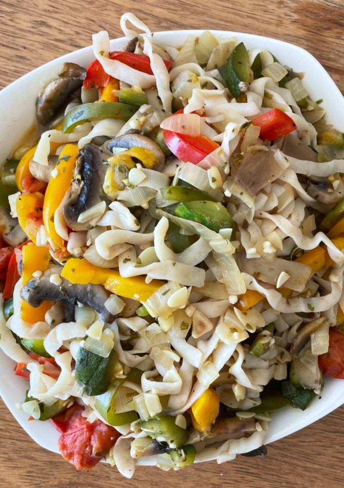 Una foto de Noodles konjac con verduras