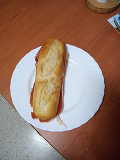 Una foto de Bocadillo de jamón serrano, tomate y aceite de oliva
