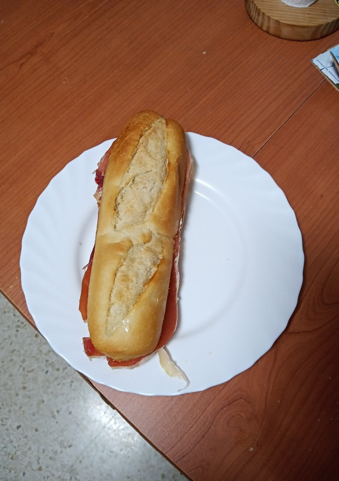 Una foto de Bocadillo de jamón serrano, tomate y aceite de oliva