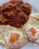 256. Huevos fritos con pisto