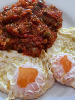 Una foto de 256. Huevos fritos con pisto