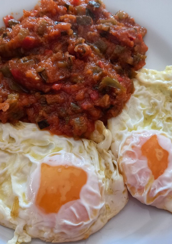 Una foto de 256. Huevos fritos con pisto