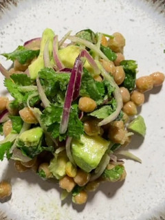 Foto de Salada de Abacate com Grão de Bico