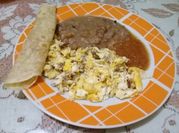 Una foto de machacado con huevo