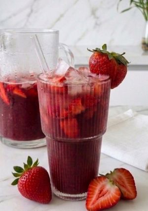 Foto principal de Zumo de fresas con agua de hibisco