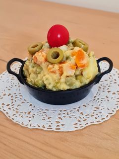 Una foto de Ensalada rusa vegana 🌱 Ensalada de papa, zanahoria y arvejas con "mayonesa" vegana
