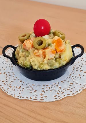 Una foto de Ensalada rusa vegana 🌱 Ensalada de papa, zanahoria y arvejas con "mayonesa" vegana