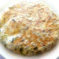 Foto principal de Tortilla de ajos tiernos y habas