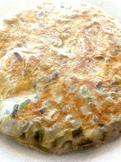 Una foto de Tortilla de ajos tiernos y habas