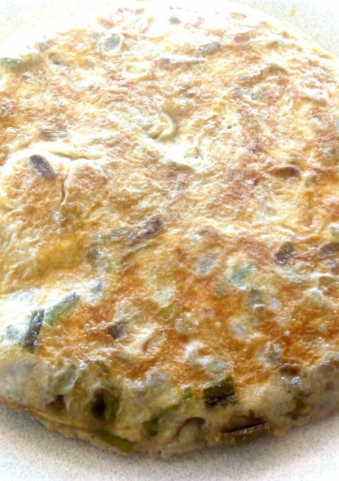 Una foto de Tortilla de ajos tiernos y habas
