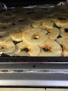 Una foto de Manzanas asadas bañadas en limón y vestidas de canela y azúcar