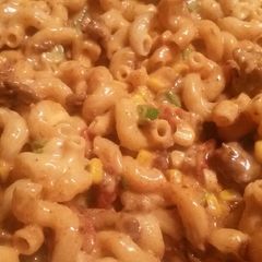 A picture of Jalapeño-Cheddar Beef Mac w/ Caramelized Red Onion Corn Muffins.