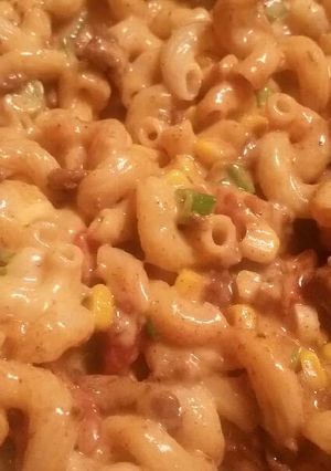 A picture of Jalapeño-Cheddar Beef Mac w/ Caramelized Red Onion Corn Muffins.