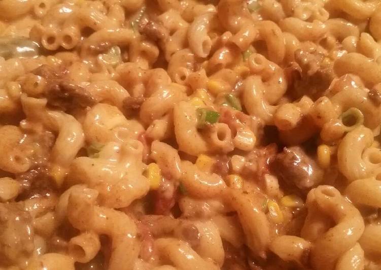 Recipe of Ultimate Jalapeño-Cheddar Beef Mac w/ Caramelized Red Onion Corn Muffins