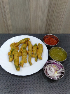 મરચાં ના ભજીયા (Marcha Bhajiya Recipe In Gujarati) રેસીપી મુખ્ય ફોટો
