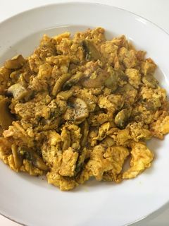 صورة لوصفة بيض مقلي مع الفطر والكركم 🍳