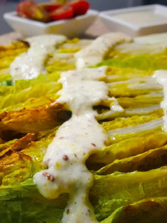 Una foto de Lechuga al horno con salsa de mostaza antigua