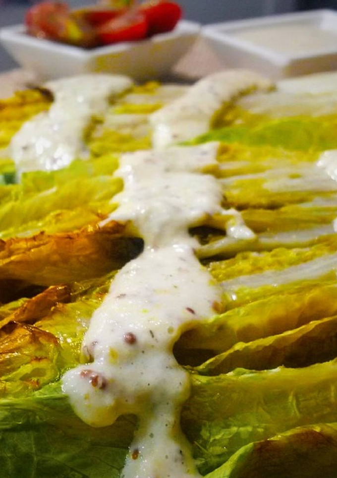 Una foto de Lechuga al horno con salsa de mostaza antigua