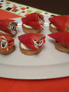 Una foto de Pimientos de piquillo rellenos con gulas