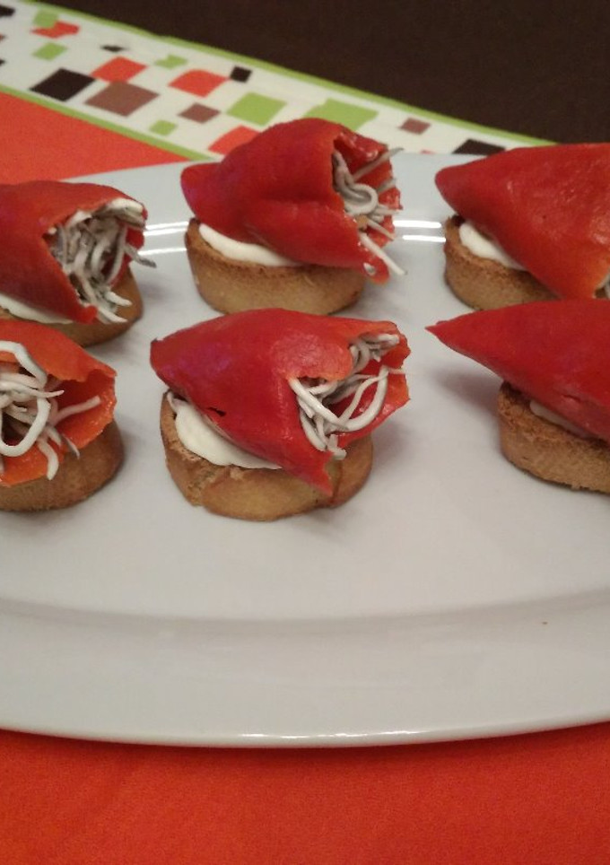 Una foto de Pimientos de piquillo rellenos con gulas