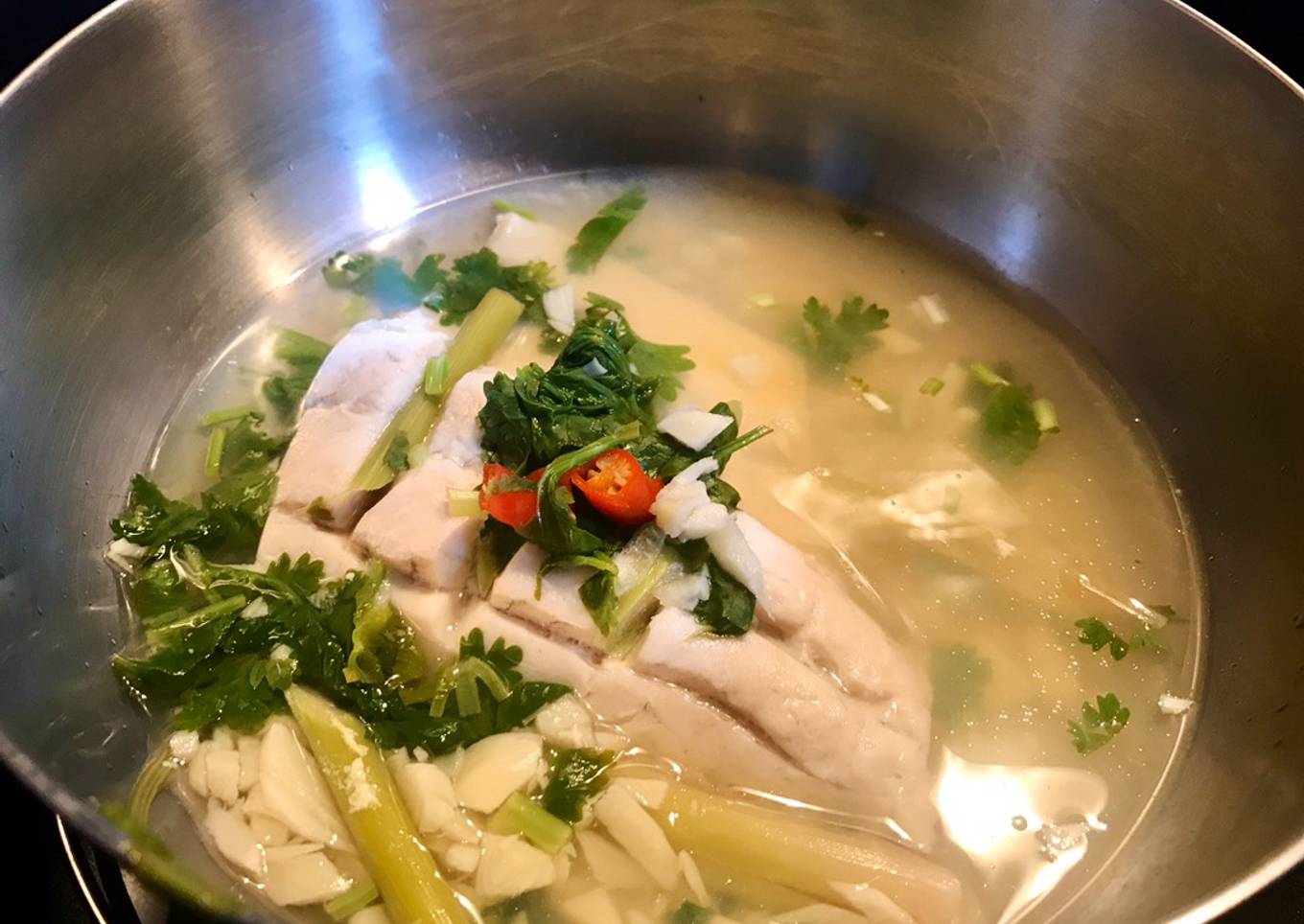 Steamed fish in chilli, lime and garlic broth