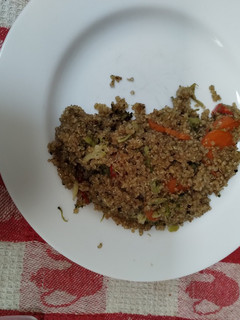 Una foto de Quinoa con verduras