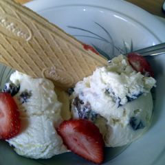 A picture of rum n raisin ice cream....