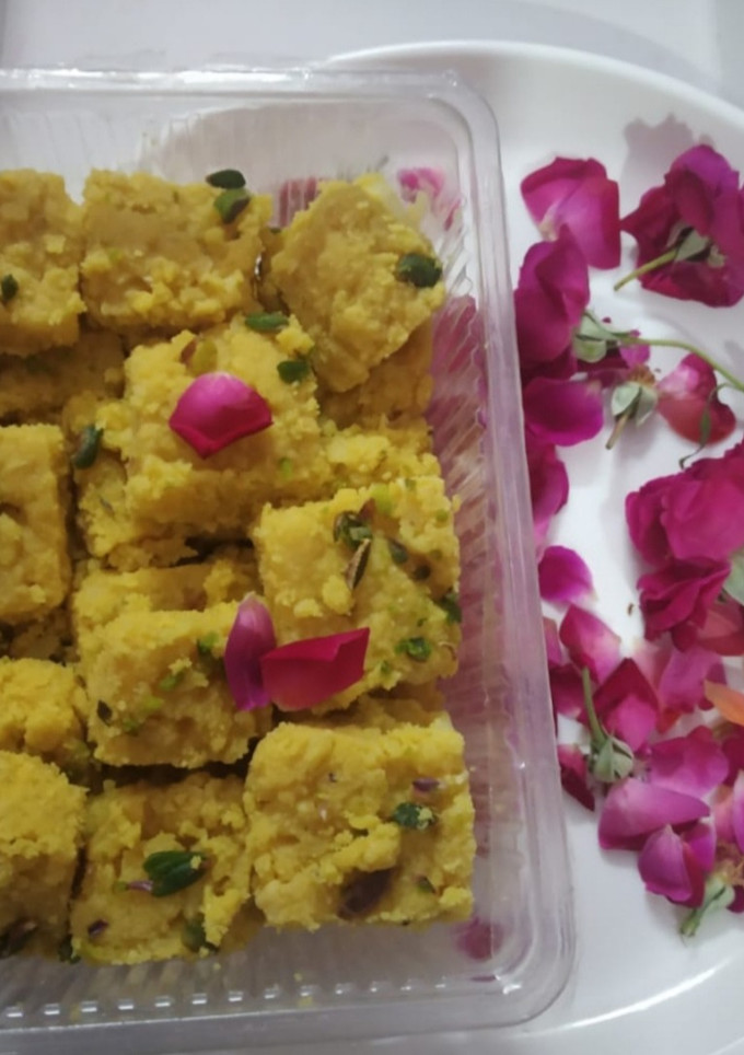 केसर पिस्ता बर्फी (Kesar pista barfi recipe in Hindi) रेसिपी मुख्य फोटो