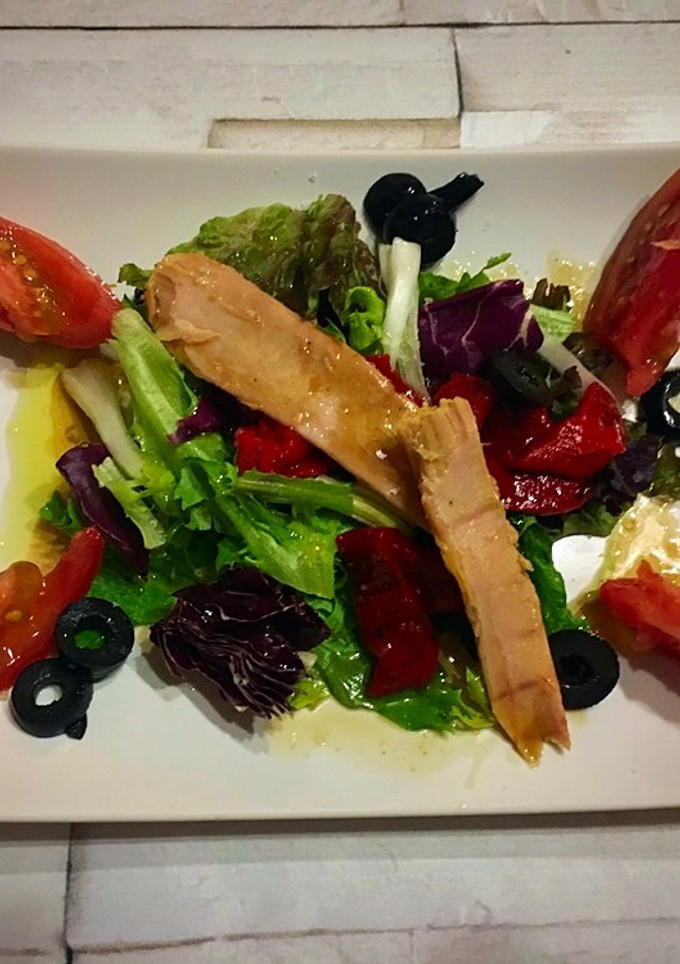 Una foto de Ensalada de ventresca con Teriyaki