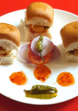 મસાલા વડાપાઉં(masala vada pav recipe in gujarati) રેસીપી મુખ્ય ફોટો