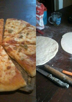 Una foto de Pizza casera con un toque de hierbas aromáticas
