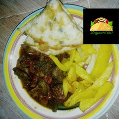 A picture of Fried potatoes,omelette and meat sauce.