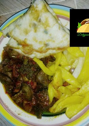 A picture of Fried potatoes,omelette and meat sauce.