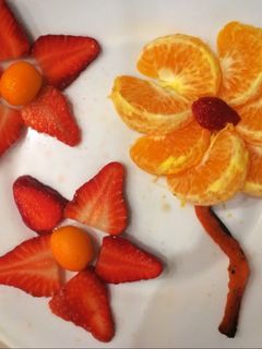 Una foto de Desayuno o merienda saludable para niños formas con fruta