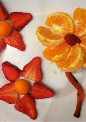 Una foto de Desayuno o merienda saludable para niños formas con fruta