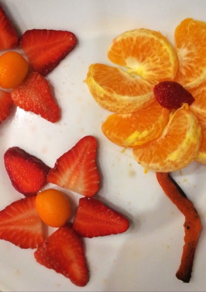 Una foto de Desayuno o merienda saludable para niños formas con fruta