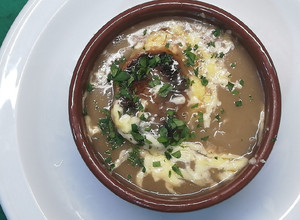 Una foto de Sopa a l'oignon (sopa de cebolla)