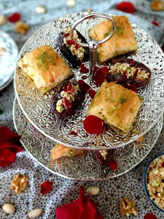 Una foto de Baklava y dátiles rellenos (veganos)