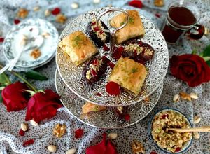 Una foto de Baklava y dátiles rellenos (veganos)
