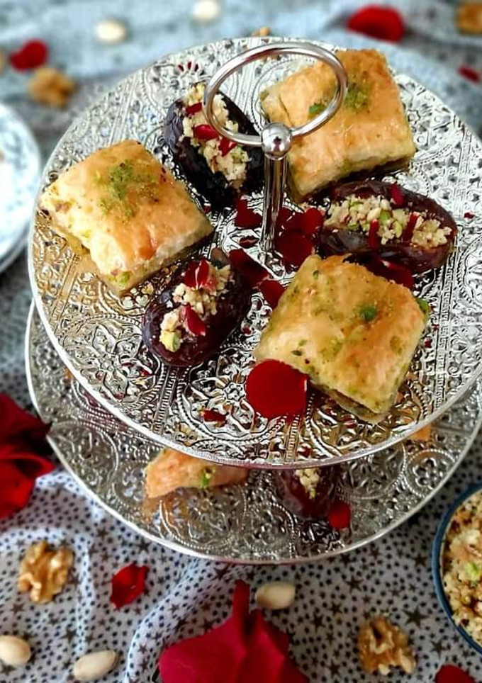 Una foto de Baklava y dátiles rellenos (veganos)
