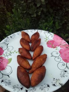 মুগ ডালের ভাজা পুলি(moog daler bhaja puli recipe in Bengali) রেসিপির প্রধান ছবি