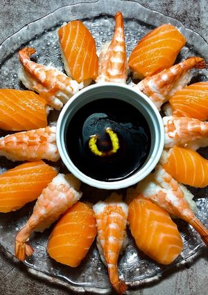 Hình của món Sushi Tôm và Cá Hồi.