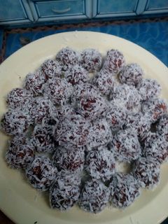 صورة لوصفة كرات الشوكولاته مع البسكويت