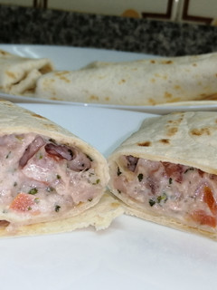 Una foto de Wrap, burrito, fajita de atún y yogur / Desayuno o cena