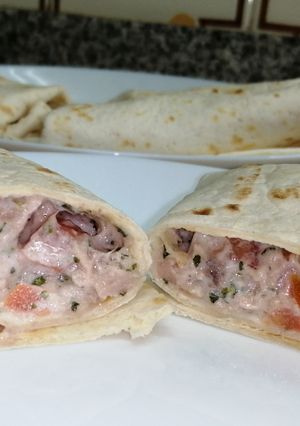 Una foto de Wrap, burrito, fajita de atún y yogur / Desayuno o cena