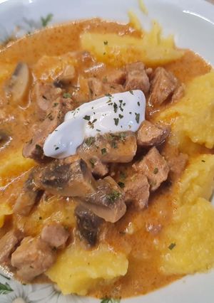 Gombás tejfölös Sertéspörkölt puliszkával recept fotója