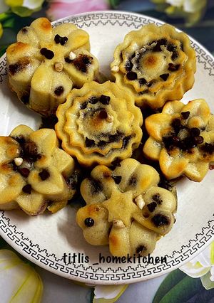 A picture of ChocoVanilla Marble Cupcakes.