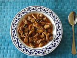 Estofado de carne de aguja y champiñones
